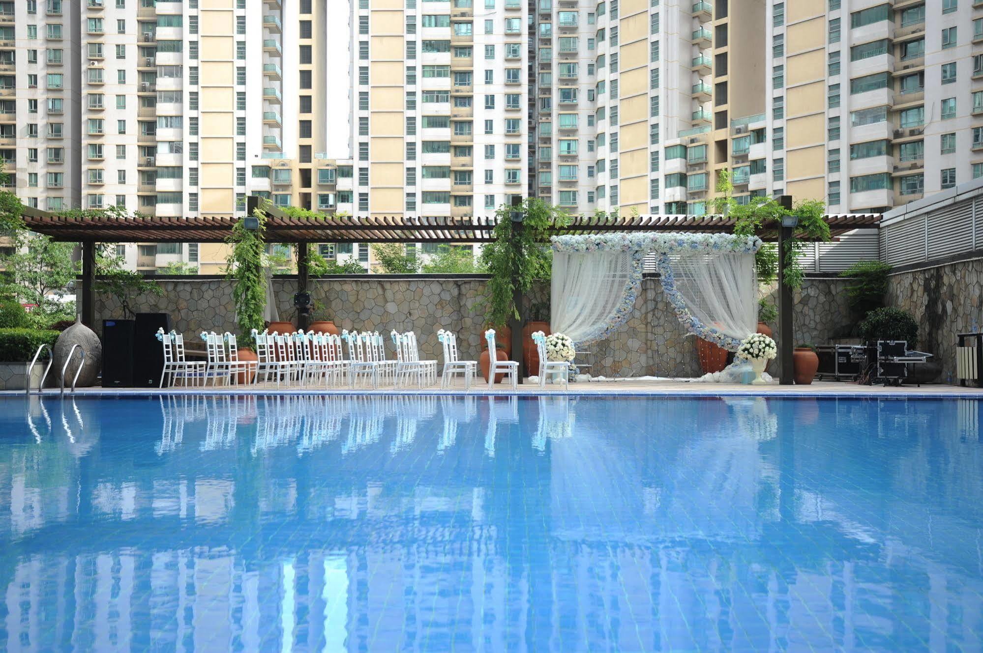New World Wuhan Hotel Exterior foto